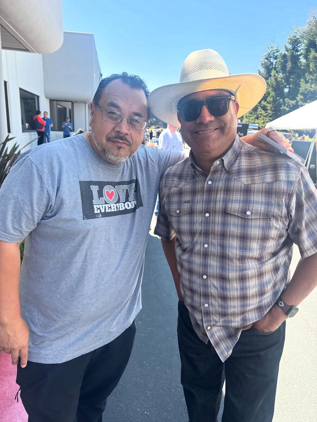 LOVE EVERYBODY – Premium Unisex T-Shirt - Beats 4 Hope